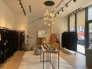 للبيع محل عرض عبايات ومشغل خياطة مع معداته