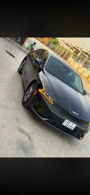 Kia K5 2023. 1.6 TURBO             حجم المكينه : 1.6 تيربو ، الضرر : بيها صبغ صندوق وشبر بل جامل