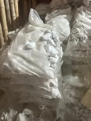 سلام عليكم حجر طبيعي مستخرج من قاع البحر ومرتب لزينه يوجد نوعين من الحجر