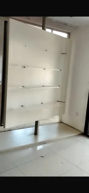 محل عرض ألبسة بحالة الوكالة