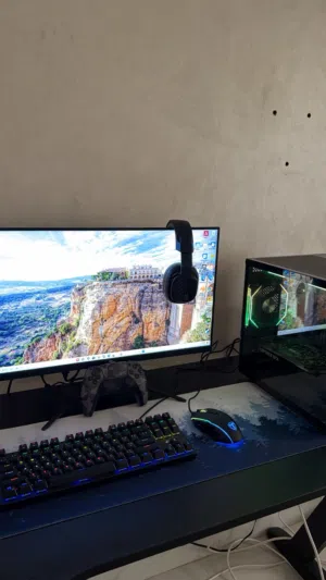 للبيع بي سي مستعمل استعمال خفيف