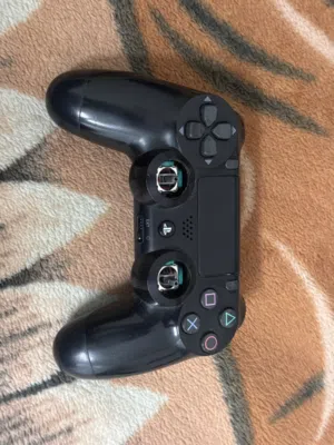 للبيع يدتين سوني 4 مستعمل اصلي فيهم ذرفت