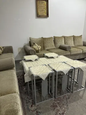 طاوله أستقبال  معا خمس طاولات تقديم  بحاله ممتازه جداً