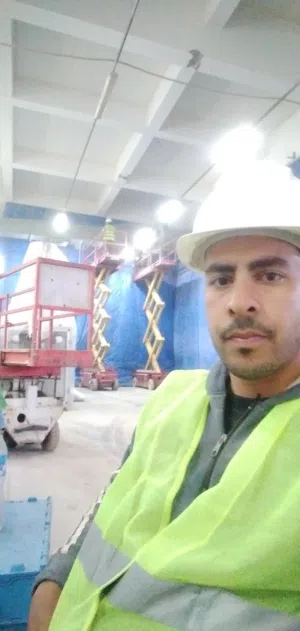 فني ومشرف كهرباء