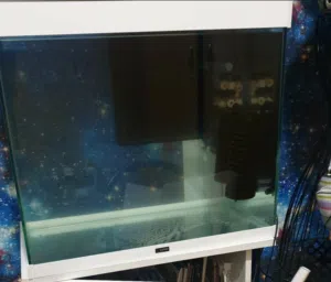 تانك زجاجي كبير مع بعض المستلزمات Glass fish tank with some accessories