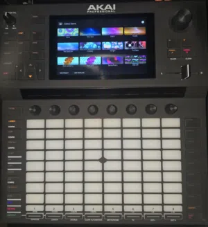 Akai Force. In excellent condition, including all documents, in the original box. UDJ case included.