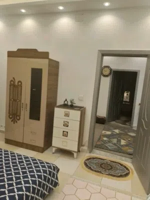 بنغازي حي السلام شارع جزار بالراس علي منزل يتكون من ثلاث غرف وحمام مربوعه بحمامها واثنين مطبخ  اوصال