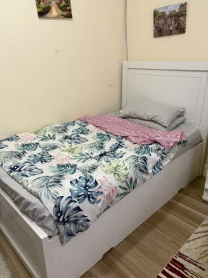 سرير نوم و دولاب صغير