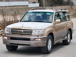 تويوتا لاند كروزر صالون 2004 بلون الذهبي المميز