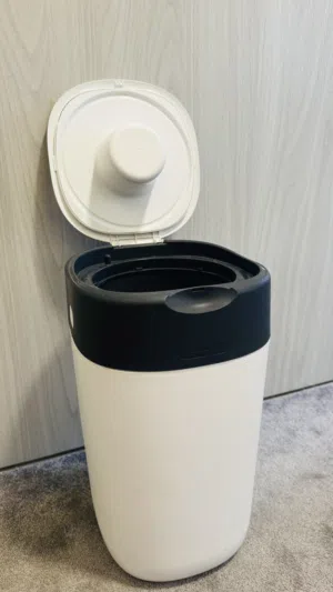 سلة مع نظام التخلص من الحفاضات من تومي تيبي  Tommee Tippee