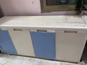 كومدي يحتوي اربع بيبان