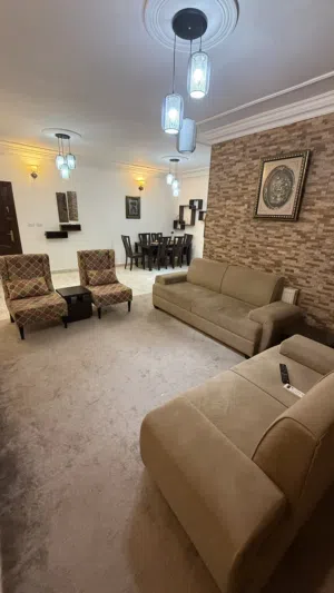 غرفة نوم و كنب و ثلاجة و غسالة و طاولة سفرة وغيرها