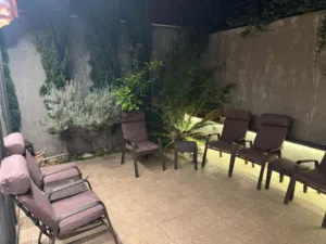 شقة شبه ارضي للبيع ام أذينة جاهزة للسكن او الاستثمار بسعر مناسب