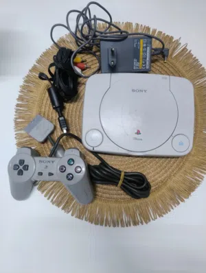 جهاز الزمن الجميل.. بلاستيشن 1 (PS One) الأصلي بكامل ملحقاته الوكالة! بـ 25 دينار بس