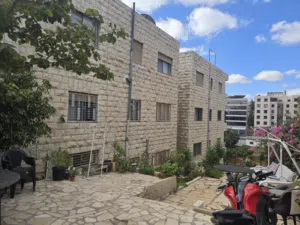عماره 14 شقه ببعد 50 متر من المختار مول بسعر الارض