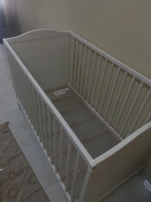 سرير أطفال مستعمل شهرين فقط النوع ممتاز جدا