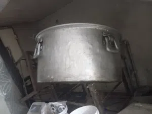 قدور عدد اثنين كبار وواحد صغير +مغارف +غازات طباخ عدد 6 +طاوله ستانلس وسط
