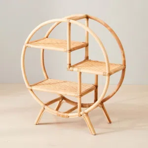 هذا الرف الجداري يجمع بين البساطة الريفية والتصميم العصري، وهو قطعة مثالية لإضافة لمسة طبيعية ودافئة