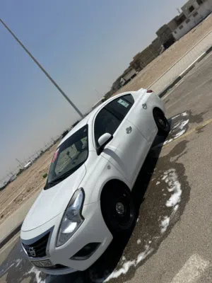 سيارة نظيفة وجديدة