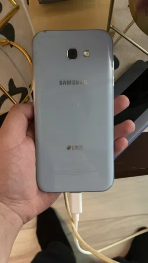 Samsung galaxy A7 2017-2018 top right has a crack that doesnt interfere with the phones performance