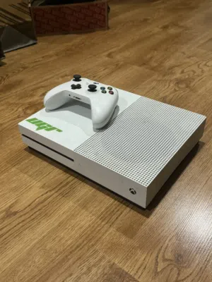 Xbox One Console 400GB + Controllers & Chargers – Excellent Condition – 27 KD