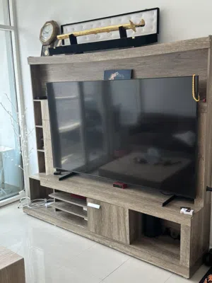 شاشة سامسونج للبيع بحالة ممتازه 65 بوصه
