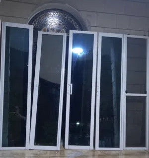 باب المنيوم 4 درفات 200 × 200 للبيع بحالة الوكالة