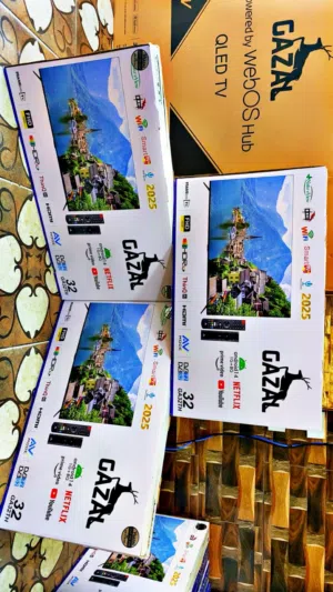 شاشة 32انش سمارت اوامر صوتية مع ريموتين مع قاعدة جدارية تتوفر لدينا خدمة توصيل