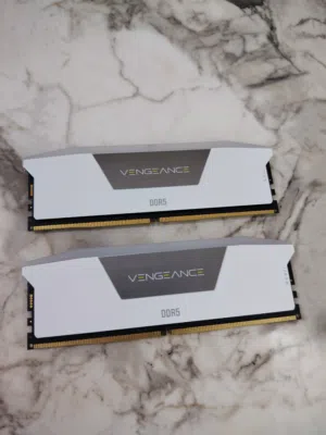 للبيع Corsair Vengeance RGB 32 GB (2X16) DDR5 6000MHz RAM اللون أبيض