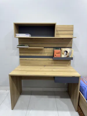 طاولة مكتبيه للدراسه