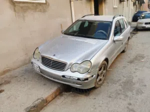 مرسيدس كاكويه c200 سي 200 كمبيو توماتك عائليه محرك كومبريسه 4 الاحمر موديل 2002
