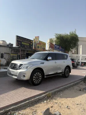 نيسان باترول المكينه الصغيره فل اوبشن صبغ وكالة بدون حوادث ماشي 220 الف كيلو مالك اول من الوكالة