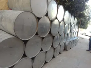 براميل بلاستيك +حديد فاضية