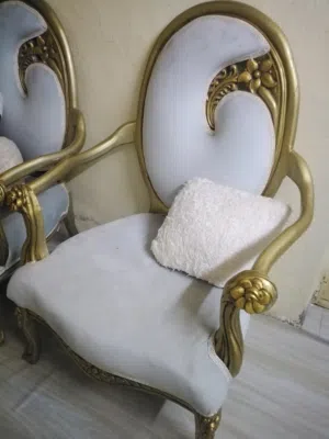 كراسة بذراعين في حاله جيدا اثنين