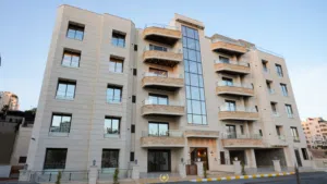 شقق للبيع 95م (سكنية - استثمارية) في ديرغبار شارع ال 60 ، مطبخ راكب ، تدفئة غاز _ رويال للاسكان