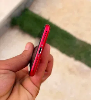 (ايفون se 2020 64 جيجا للبيع) حالة ممتازة