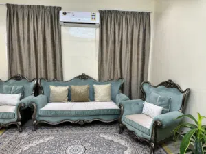 طقم جلوس شبه جديد البيع بسبب النقل