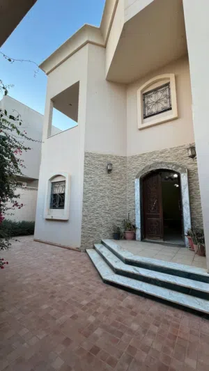 فيلا بتصميم خليجي حديث متكونة من دورين بموقع ممتاز