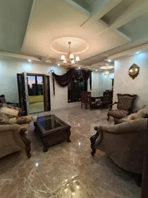 عرض خاص/شقة طابق ارضي للبيع بسعر مغري مع الاثاث،مدخلين للشقة،اطلالة مميزة و بسعر حرق في ابو نصير