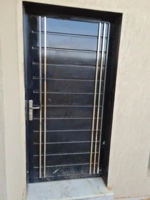 أبواب خشب وحديد قوية ومتانة عالية تصميمات مخصصة تناسب جميع المنازل والمكاتب تركيب احترافي وسريع