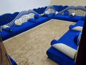 جلسة أرضية بالبساط والستار