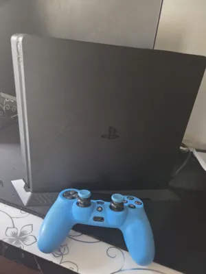 slim ps4 بحالة ممتازة مع يد تحكم بحالة جيدة بسعة 500 جيجا
