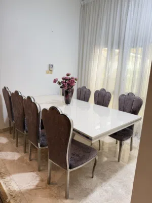 طاولة طعام ل8 اشخاص