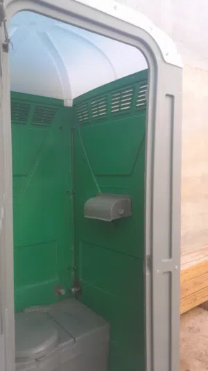 حمام خارجي كامل مقاوم للعوامل الخارجية نظيف جدا