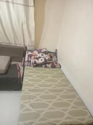 شقه غرفه وصاله بها شخص واحد فقط على شارع الخان الرئيسى