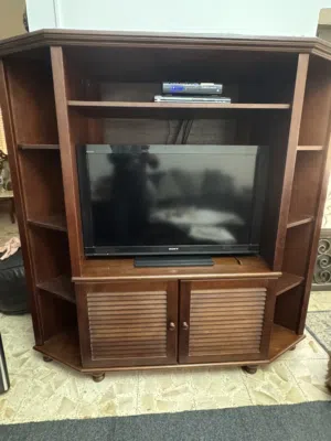 طاولة تلفزيون خشب ودرفتين من الاسفل ورفوف على الجوانب لون بني بحاله ممتازة للبيع