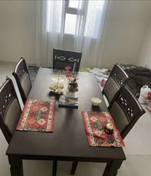 طاولة مستخدمة بشكل خفيف من اثاث فهمي خشب ماليزي اصلي مع 6 كراسي