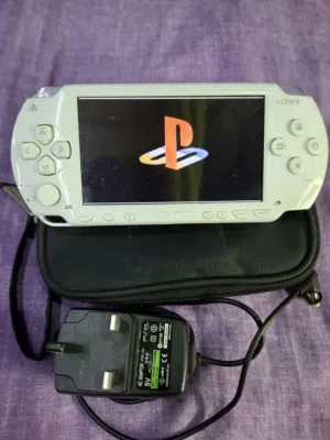 PSP SONY P1000 MODEL WHITE COLOR 4GB SONY SD CARD  30 GAMES AVAILABLE
