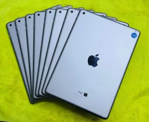 ايباد 6  مع ملحقات شاحن وكور ضمان ينزل كل البرامج وألعاب