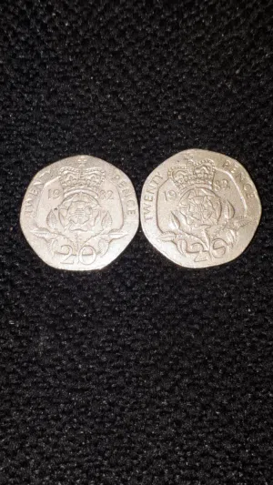 عملتين ااملكه اليزابيث عام 1982 المطلوبه في المزادات السعر موجود في تفاصيل الاعلان